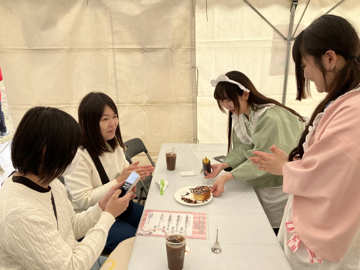 shinsekaizyoho's tweet photo. なにわ区民まつり

大阪日本橋コンセプトショップ協会のメイドさんによる出張メイドカフェ、大盛況でした！

地域住民の皆さん、区民まつり関係者、
町の偉いさんも楽しんでました！

ありがとうございました！

浪速区商店会連盟 https://t.co/cvOoucSNDH