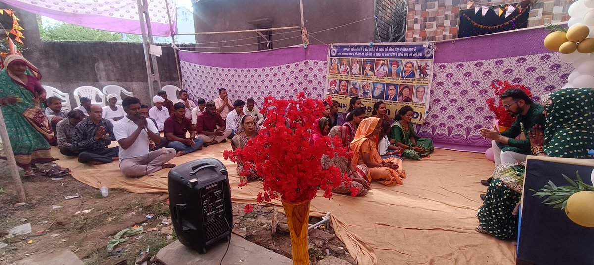 SainikDal's tweet image. ये तीनों तस्वीरें गुजरात के अलग-अलग जिलों की हैं।
पहली तस्वीर पाटण जिले के चाणस्मा वड़ावली गांव के गब्ब मंगल संस्कार की है।
दूसरी तस्वीर गीर सोमनाथ जिले में हुए विवाह संस्कार की है।
तीसरी तस्वीर अहमदाबाद के वाडज में हुए मंगल गृह प्रवेश की है।

इन तीनों तस्वीरों में एक समानता…