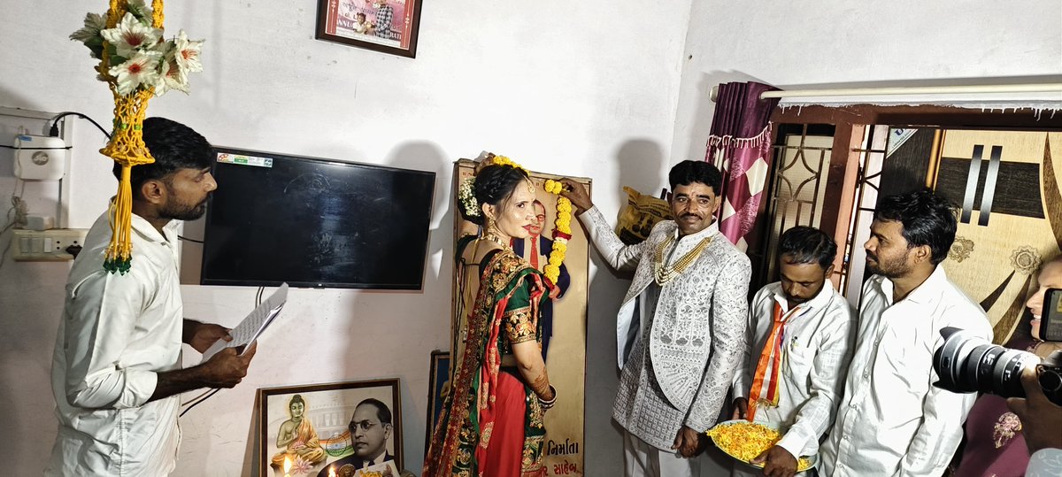 SainikDal's tweet image. ये तीनों तस्वीरें गुजरात के अलग-अलग जिलों की हैं।
पहली तस्वीर पाटण जिले के चाणस्मा वड़ावली गांव के गब्ब मंगल संस्कार की है।
दूसरी तस्वीर गीर सोमनाथ जिले में हुए विवाह संस्कार की है।
तीसरी तस्वीर अहमदाबाद के वाडज में हुए मंगल गृह प्रवेश की है।

इन तीनों तस्वीरों में एक समानता…