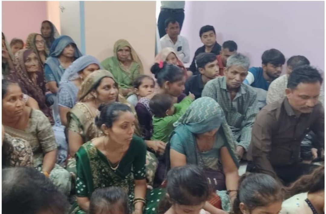 SainikDal's tweet image. ये तीनों तस्वीरें गुजरात के अलग-अलग जिलों की हैं।
पहली तस्वीर पाटण जिले के चाणस्मा वड़ावली गांव के गब्ब मंगल संस्कार की है।
दूसरी तस्वीर गीर सोमनाथ जिले में हुए विवाह संस्कार की है।
तीसरी तस्वीर अहमदाबाद के वाडज में हुए मंगल गृह प्रवेश की है।

इन तीनों तस्वीरों में एक समानता…