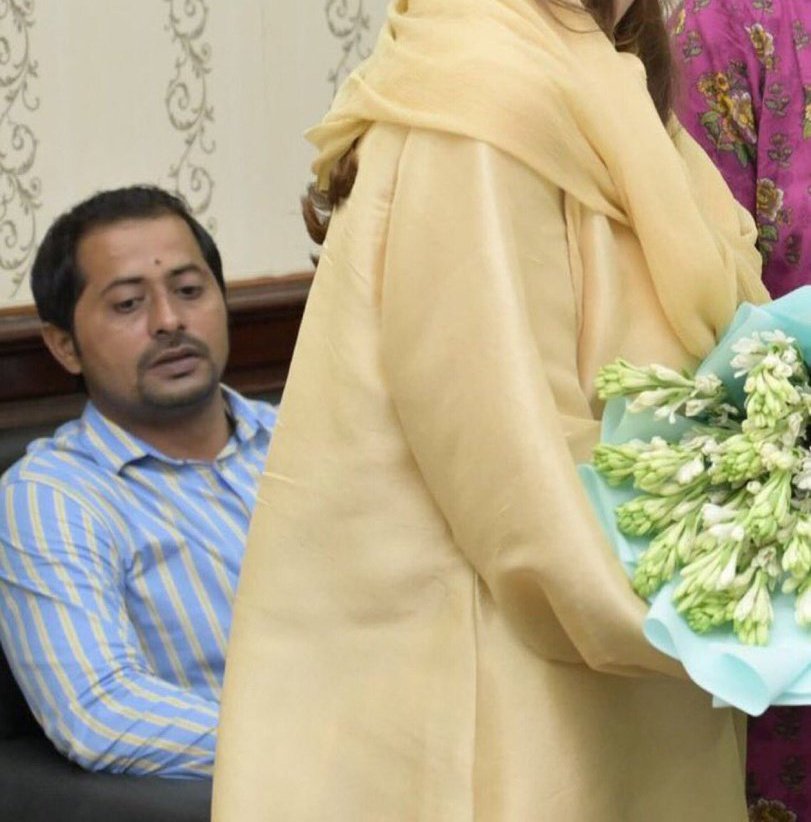جس گراجیئے کی نظریں کبھی عورت ذات کی ناف سے اوپر نہیں اٹھی، وہ نائی مولانا صاحب کو عورت ذات کی تکریم سکھا رہا ہے..