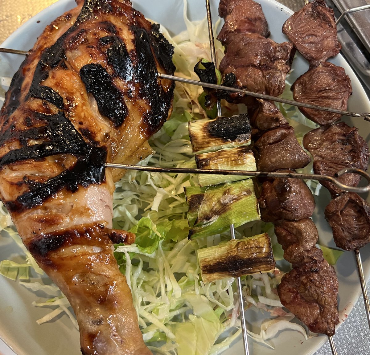 今日も一日お疲れ様でしたぁ❣️
🙂‍↕️
今日の男子一品料理は
秦野！豆腐サラダ🥗と
　　鳥、ネギ、鳥レバー、鳥ハツの
　　　　串刺し焼きぃ🔥❤️‍🔥
です😆✌️
ちょっと、コゲちゃったwww