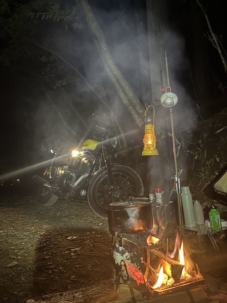 biroshing's tweet image. 焚き火して傍らに居るバイク眺めて、呑む。
よい。とてもよい。