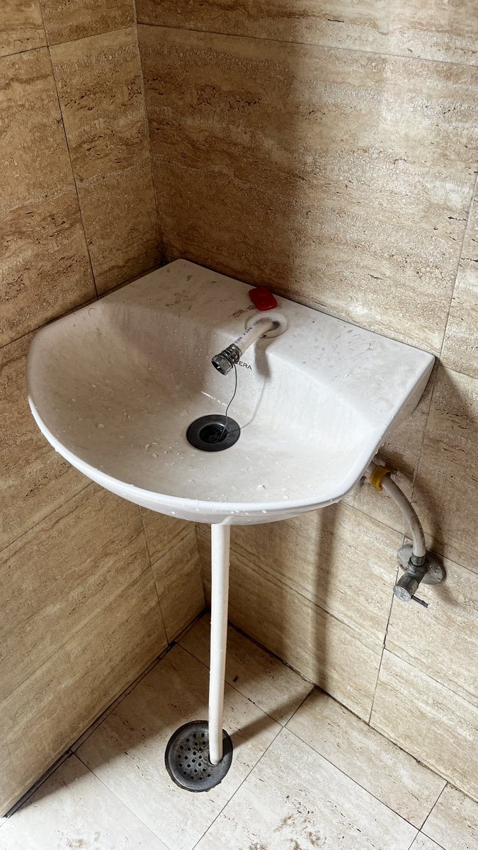 hari_2158's tweet photo. Toilet Tap 🚰 in washbasin in BP owned petroleum pump in Sanganer,Jaipur. https://t.co/b8YwNTFkyI