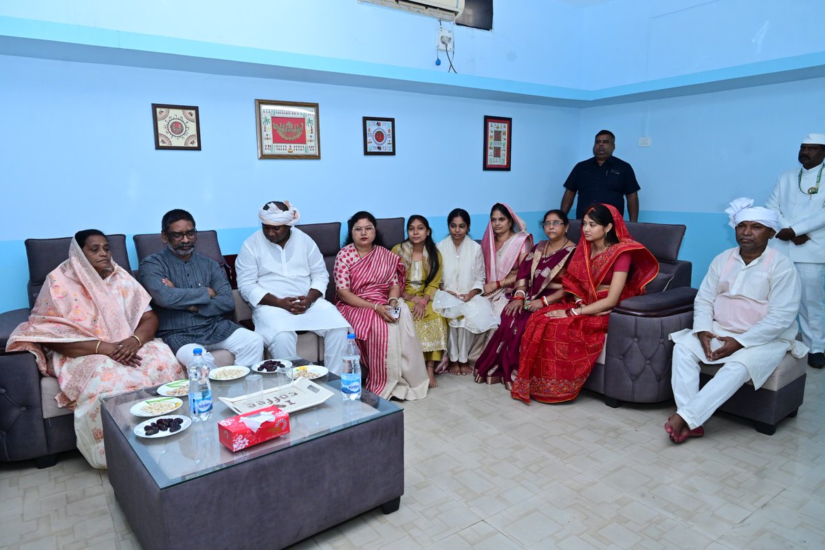 आज बोकारो के अलारगो में पूर्व मंत्री स्व टाइगर जगरनाथ महतो जी के पिता एवं पूर्व मंत्री आदरणीय श्रीमती बेबी देवी जी के ससुर स्व नेमनारायण महतो जी के ब्रह्मभोज कार्यक्रम में शामिल हुआ।
मरांग बुरु दिवंगत आत्मा को शांति प्रदान कर शोकाकुल परिवारजनों को दुःख की घड़ी सहन करने की शक्ति