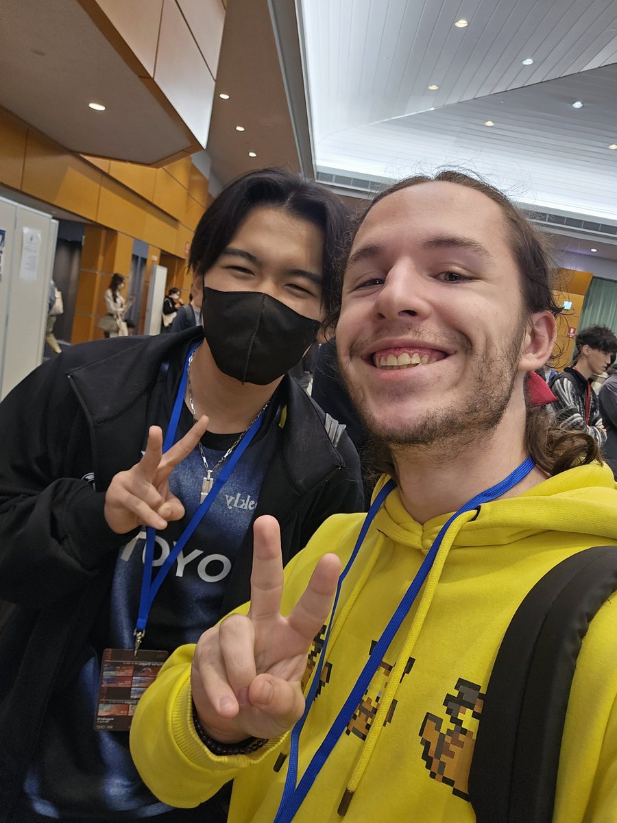 Tournoi décevant pour moi, malgré que je me trouve bon au freeplay (genre, très bon), y’a du mieux mais au travail !
(Bonus: photo avec la légende du club)