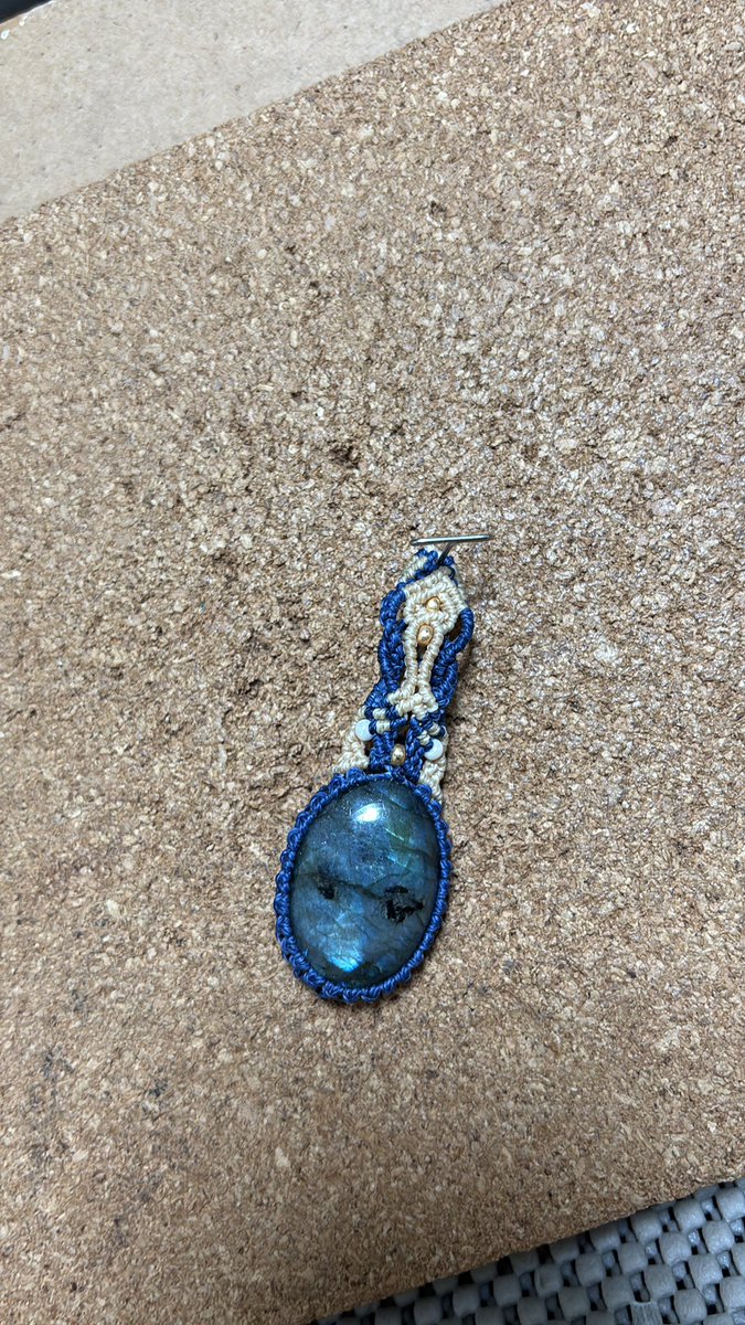 i6blWk0Lsi8Raop's tweet image. ネックレストップ完成
石「ラブラドライト」
#ハンドメイド
#マクラメ
#macramé