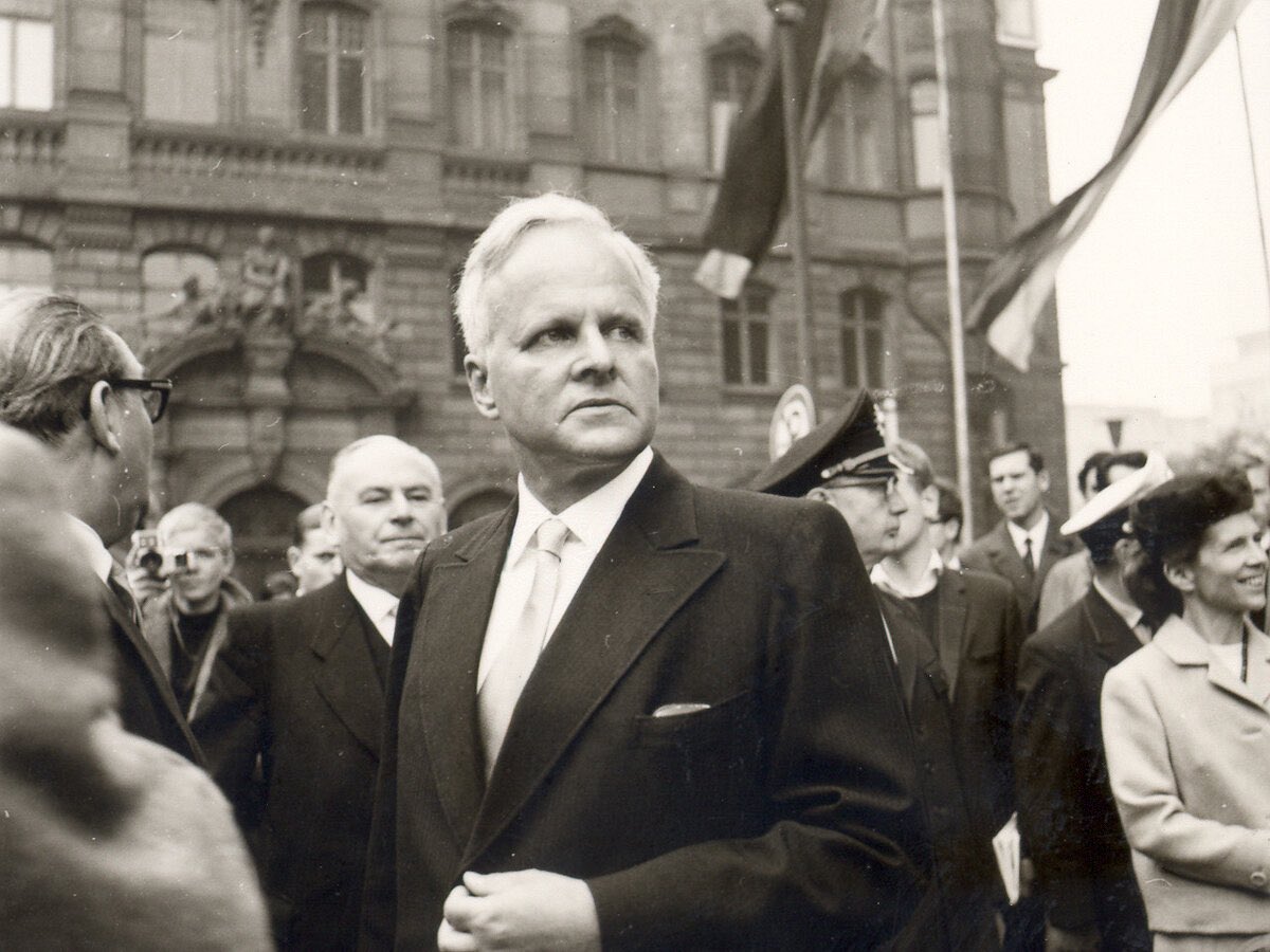 Когда охота направлена не на ошибку, а на инакомыслящего, целью становится не истина, а власть над мышлением.

„Wenn die Jagd dem Andersdenkenden gilt statt dem Irrtum, ist nicht die Wahrheit das Ziel – sondern die Herrschaft über das Denken.“
Carl Friedrich von Weizsäcker