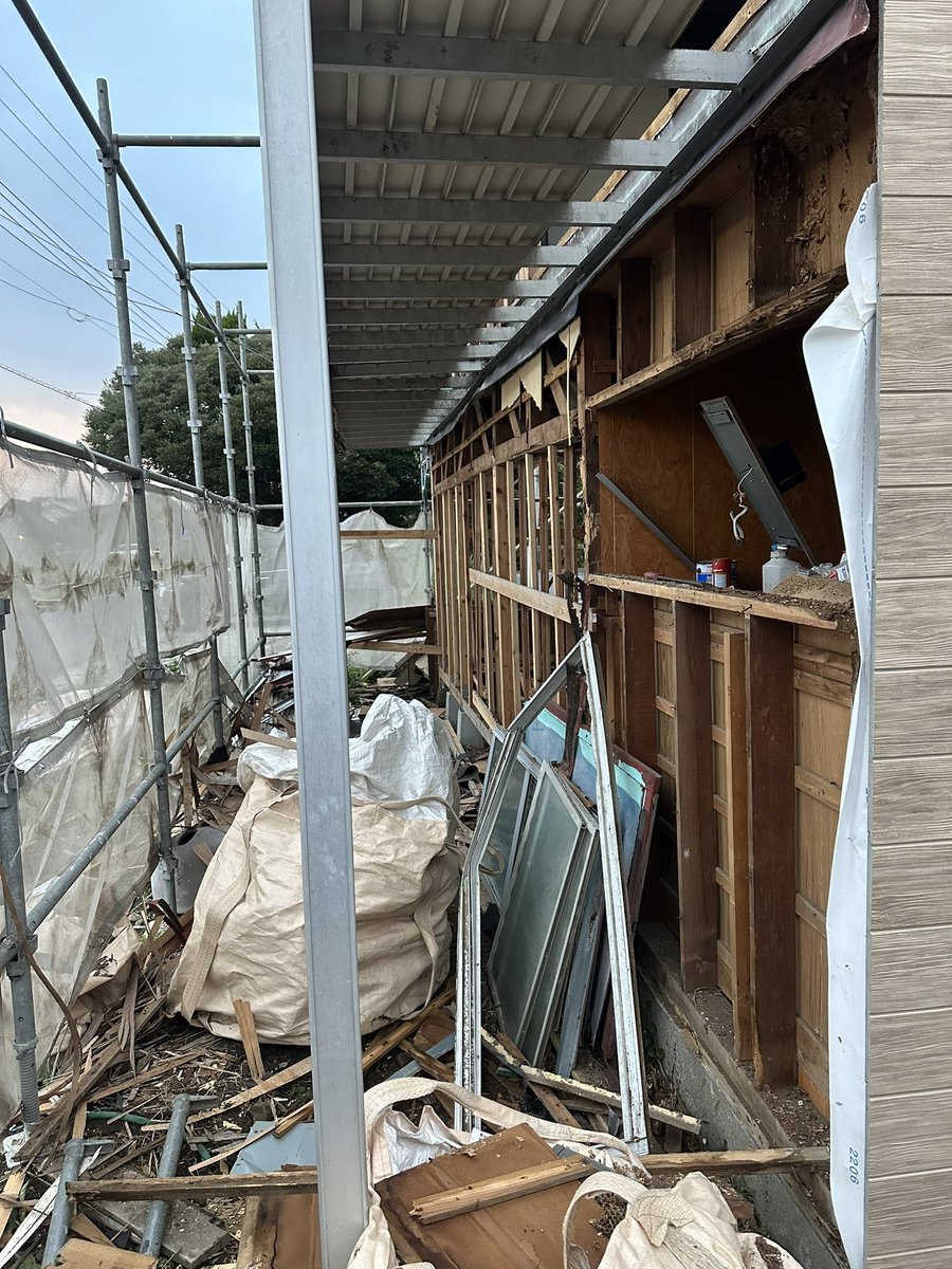 G45349444's tweet photo. 本日は久しぶりにいすみ行って来た！
半日で、残りの2面を解体！
内容は古いサッシ、出窓、外壁材、木胴縁？などなど、明日はサッシ取り付け予定！防水シートまで貼れたらラッキーかな！さ〜やってみよう笑 https://t.co/ZlKdcRaLcc