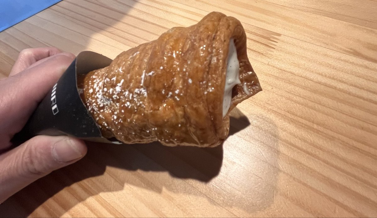 BUGGY00718699's tweet photo. なんかカウンターに食べてくださいと言わんばかりに置いてあった.....

やっべコレサクサク💦

ただ生クリームは重い💦　好き嫌い分かれるなこりゃ

　　カスタードオススメだな🤤

コレこしあんつめてくんねーかな
　1~2個白玉でも混ぜて....
お店の方　見てる~🙌

#NIJIIRO
#ブーケットコルネ https://t.co/JmUUvh80bc
