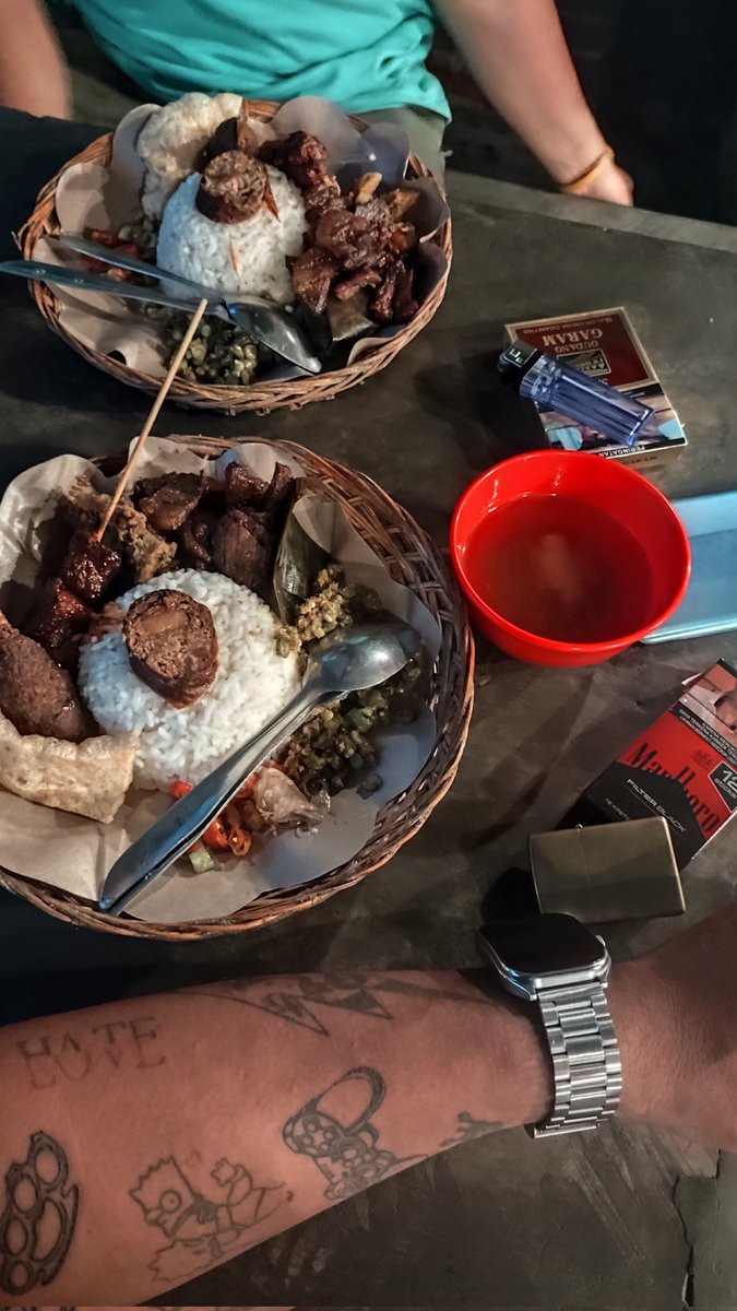 Haram yg berbentuk makanan akan selalu dipermasalahkan oleh manusia, tetapi mereka akan diam jika haram itu berbentuk uang 🤤