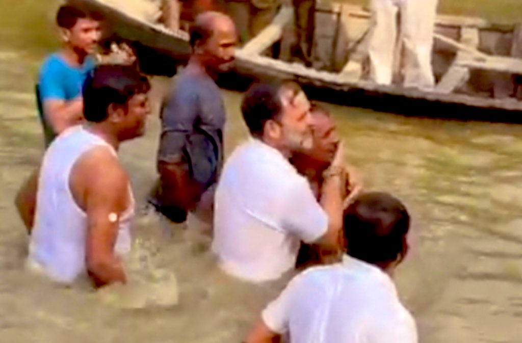 ये असली नदी पर तैर कर राहुल गांधी जी लोगों के बीच जाकर उनकी परेशानियों की जानकारी ले रहे है
ऐसा होता है जननायक ना कि अलग से तालाब बनाकर डुबकी लगा के।