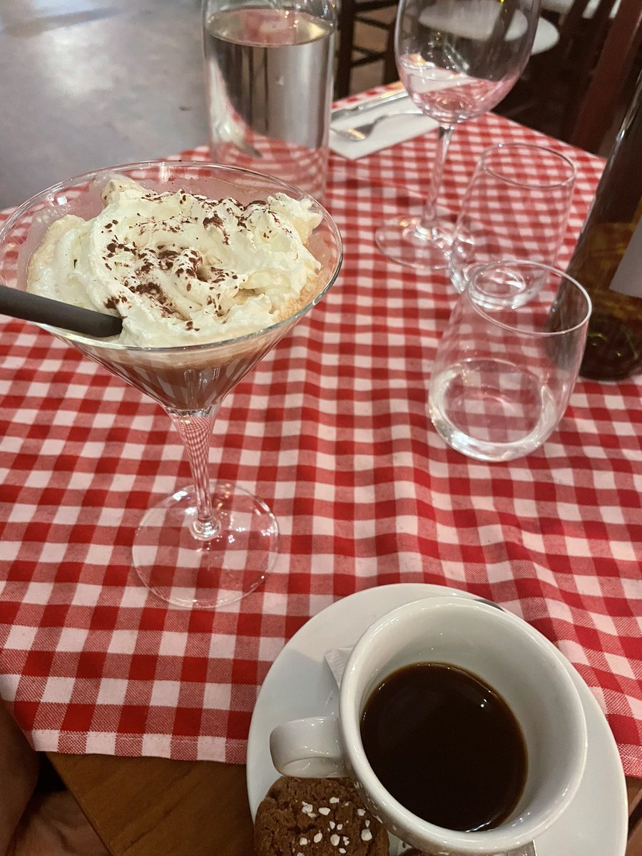 PatrikAhl's tweet photo. Det till vänster ska föreställa en Espresso Martini. Det till höger ska föreställa en dubbel Espresso. Inte ok😡.
#pinsamt https://t.co/d2vu4bEX9g