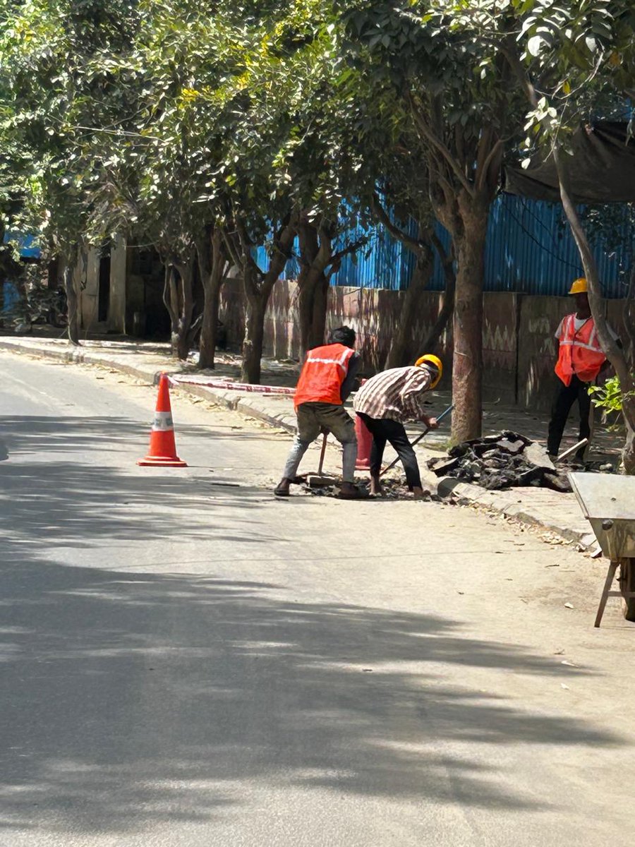 ___Vinay___'s tweet photo. @Ashokmruthyu BESCOM has already started digging it.  🤣 What a shame... This is near New Horizon College signal. @GBA_office @GBAChiefComm @CivicOp_india @WFRising @TOIBengaluru https://t.co/mPCpF2ENEe