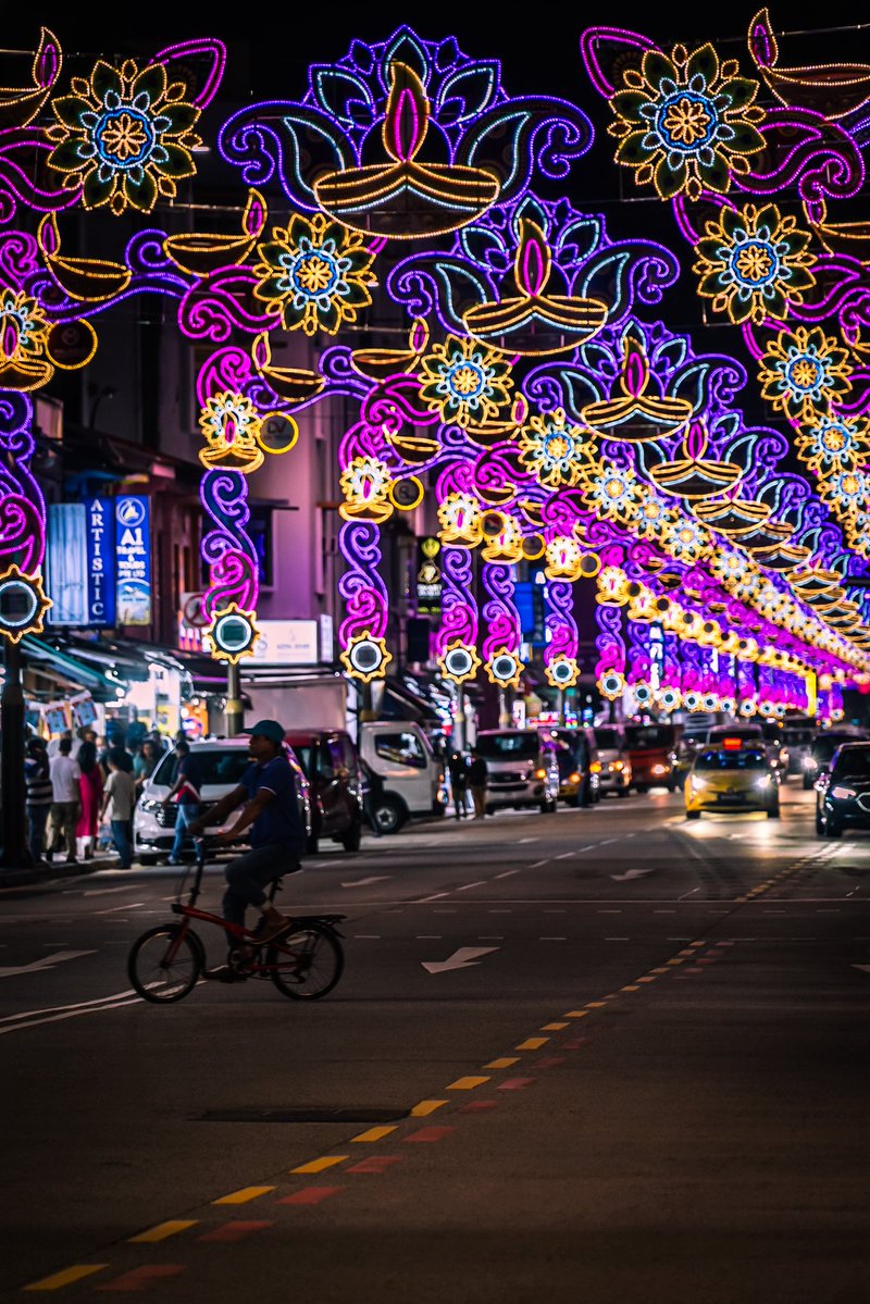 javanng's tweet image. Deepavali may be over, but the lights on Serangoon Road are still lighting up the night. Catch them before they’re switched off on 17 November.

#littleindia #singapore #streetsofsingapore #visitsingapore #neonlights #colourfulstreet #citybynight #nightphotography