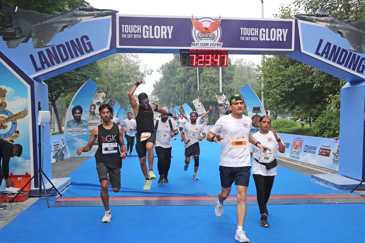 SpokespersonMoD's tweet image. The first-ever Sekhon Indian Air Force Marathon 2025 (SIM-25) concluded on a spectacular note, uniting over 45,000 participants from 46 Air Force Stations in a celebration of fitness, valour &amp;amp; national pride.

A proud tribute to PVC Flying Officer Nirmal Jit Singh Sekhon,…