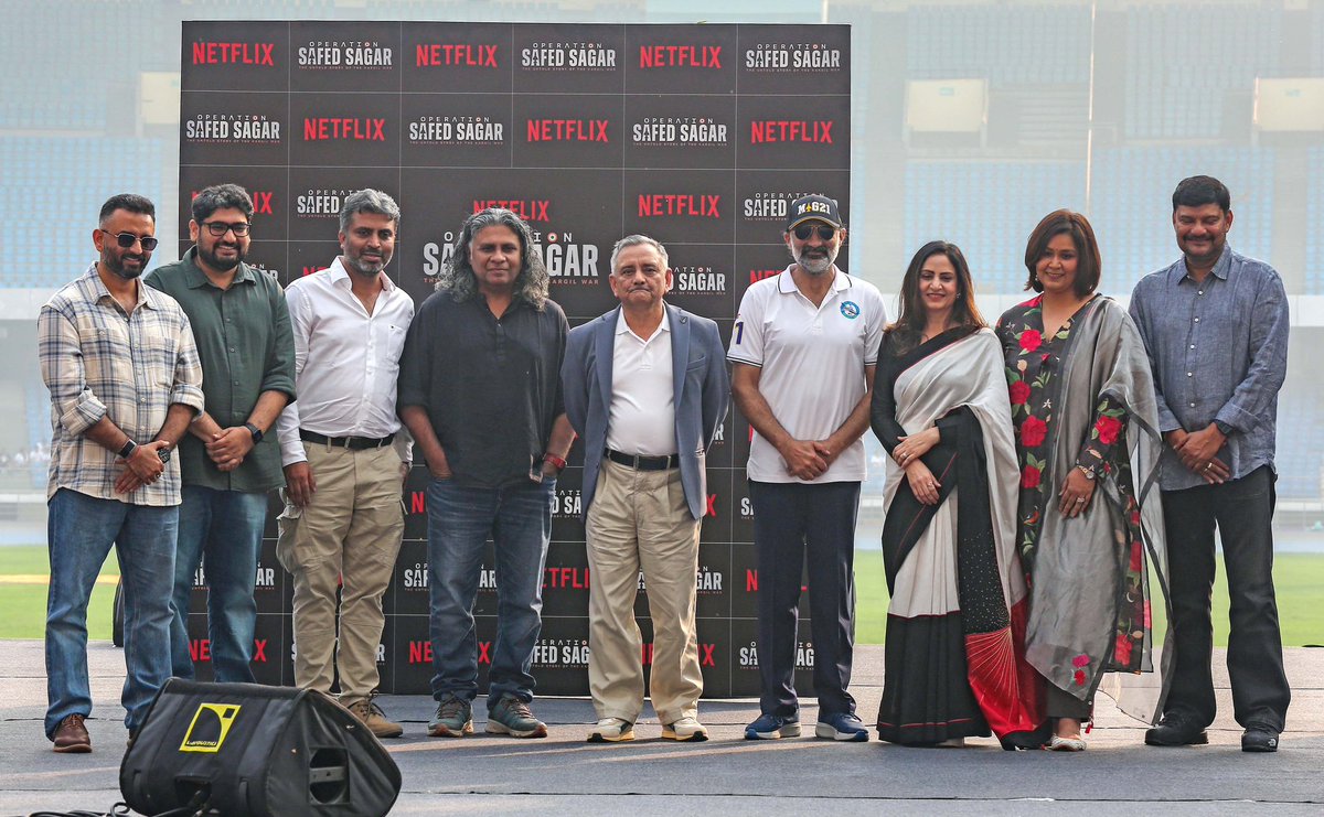 SpokespersonMoD's tweet image. Graced by CDS Gen Anil Chauhan &amp;amp; CAS Air Chief Marshal AP Singh - who led by example with 21 km run - the event featured skydiving displays, IAF Band performances &amp;amp; the unveiling of Netflix’s Operation Safed Sagar teaser.