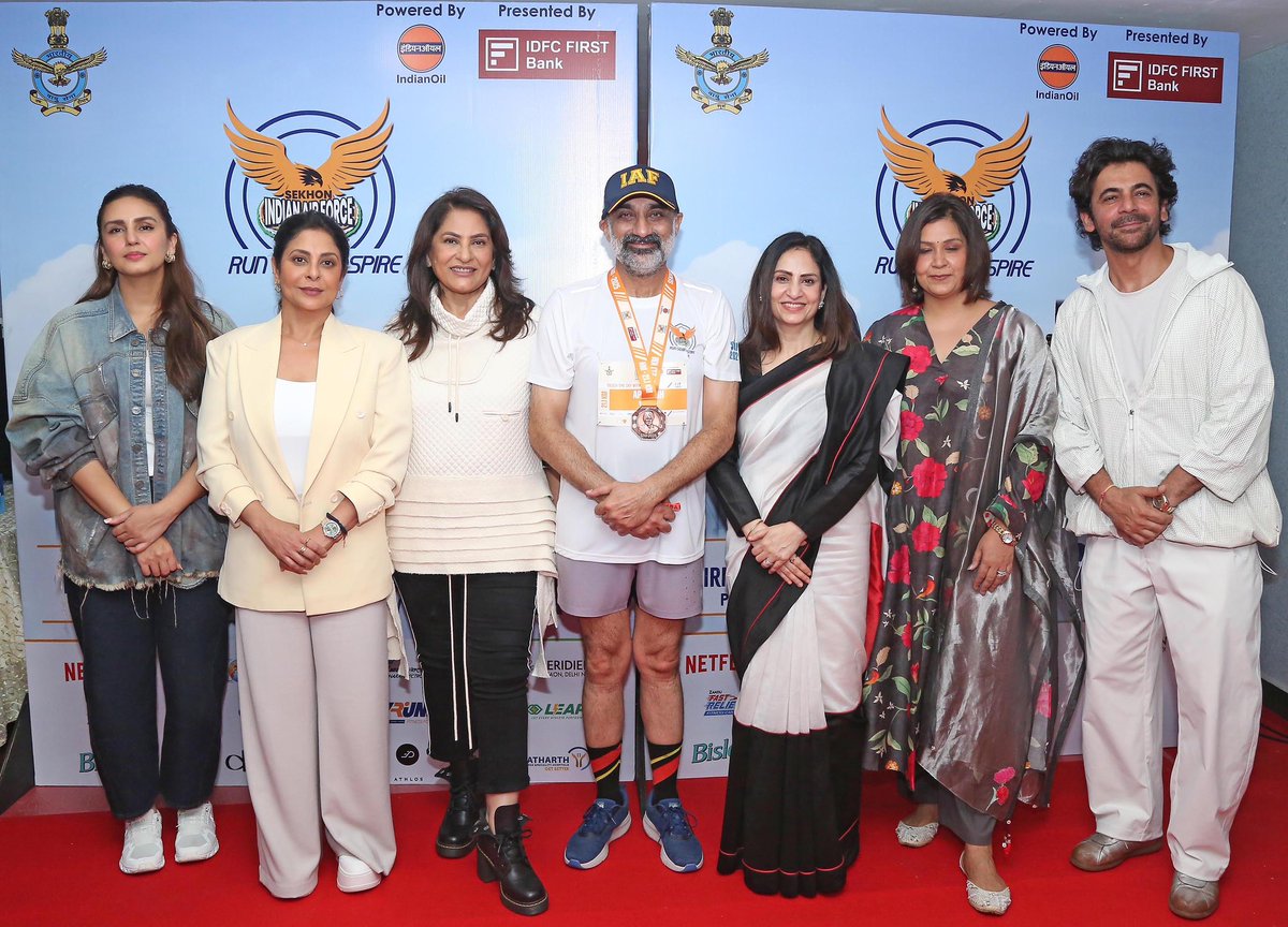 SpokespersonMoD's tweet image. Graced by CDS Gen Anil Chauhan &amp;amp; CAS Air Chief Marshal AP Singh - who led by example with 21 km run - the event featured skydiving displays, IAF Band performances &amp;amp; the unveiling of Netflix’s Operation Safed Sagar teaser.