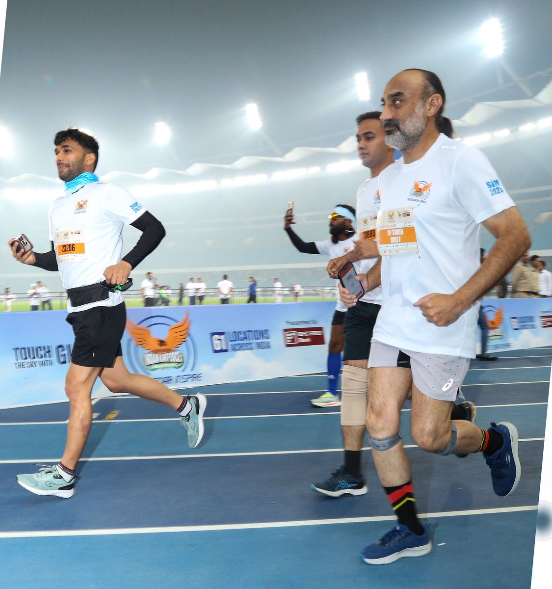 SpokespersonMoD's tweet image. Graced by CDS Gen Anil Chauhan &amp;amp; CAS Air Chief Marshal AP Singh - who led by example with 21 km run - the event featured skydiving displays, IAF Band performances &amp;amp; the unveiling of Netflix’s Operation Safed Sagar teaser.