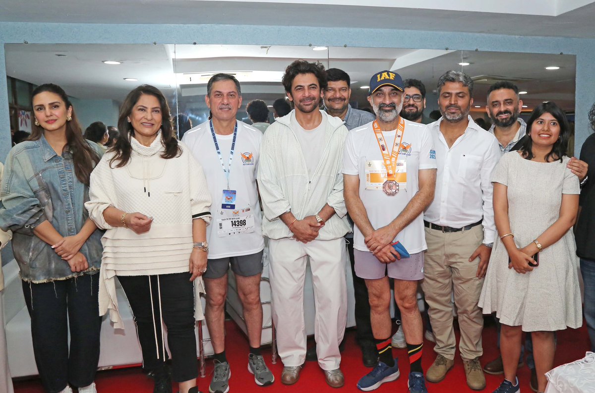 SpokespersonMoD's tweet image. Graced by CDS Gen Anil Chauhan &amp;amp; CAS Air Chief Marshal AP Singh - who led by example with 21 km run - the event featured skydiving displays, IAF Band performances &amp;amp; the unveiling of Netflix’s Operation Safed Sagar teaser.
