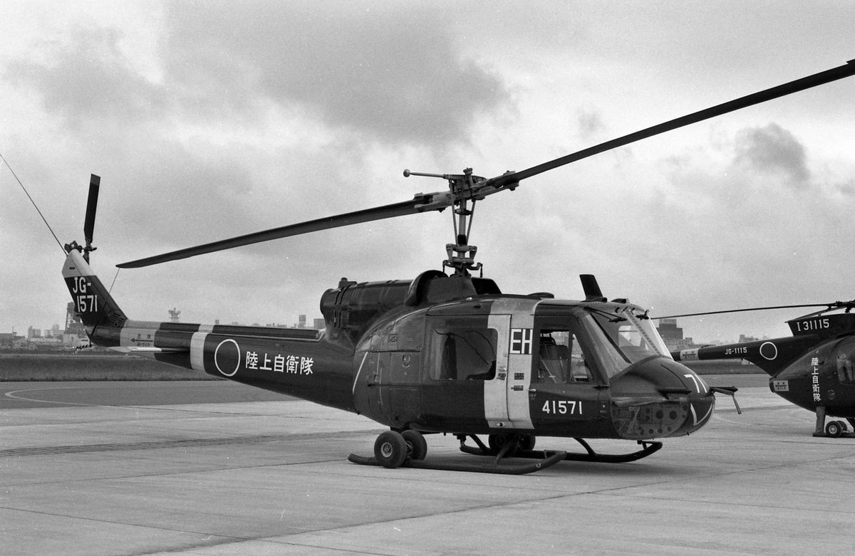 低空飛行ヘリコプター 陸上自衛隊 Kawasaki CH-47J Chinook 52974 伊丹