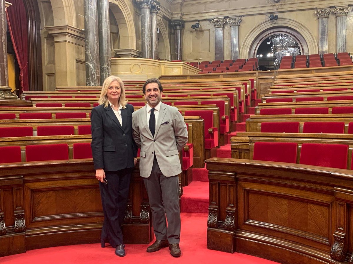 El passat dimecres, Helena Mora, presidenta de la Fundació i Marc Busquets, director artístic de la Fundació i comissari de l’Any Victoria de los Ángeles 2023-24, van comparèixer davant de la Comissió de cultura del Parlament de Catalunya.