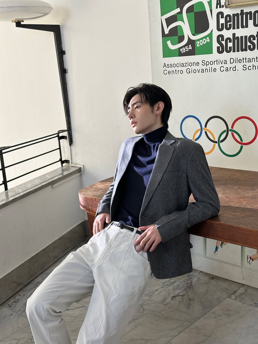 hourly_sh's tweet image. dress to impress pose