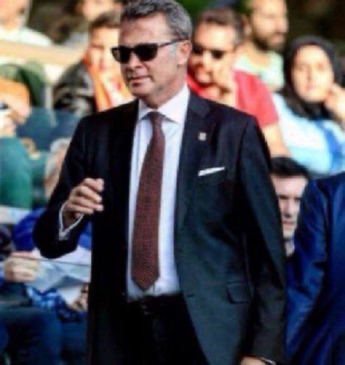semtinmuhabiri's tweet photo. Fikret Orman’ın Beşiktaş’a geldiği dönem, son 30 senenin en zor dönemiydi. Stat yoktu, 20 senede 2 şampiyonluk vardı. İcra tırları kapıda cirit atıyordu. Personel maaşları bile ödenemiyordu. O geldi, çağ açtı, çağ! Zaten Beşiktaş’ta hiç para yoktu. Olmayan paralar nerede dediler. https://t.co/Yua3bKMipb