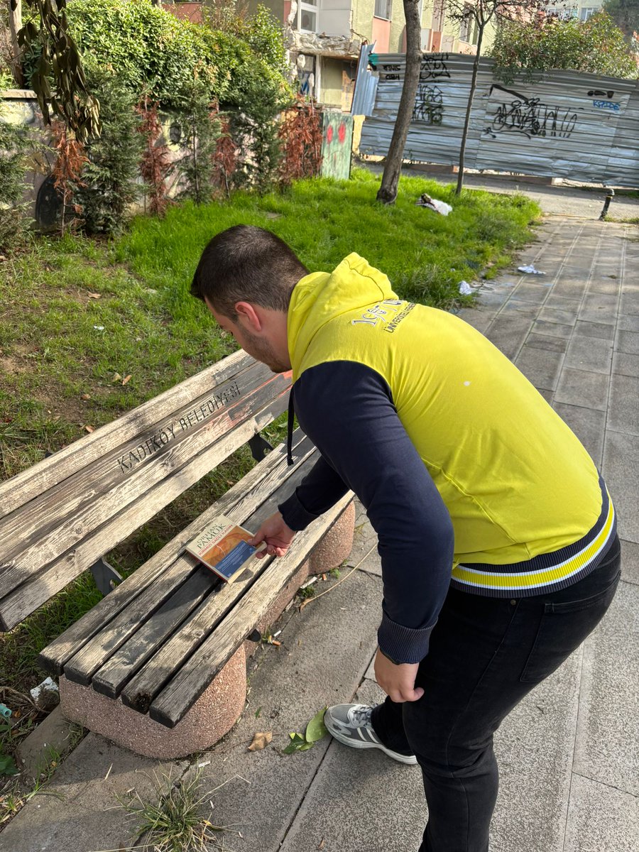 1907 ÜNİFEB Yeni Yüzyıl Üniversitesi örgütlenmesi olarak yedi sene önce vefat eden Koray Şener kardeşimiz adına "Gezgin Kitaplar" projemizi gerçekleştirdik. 

#KorayŞener için #GezginKitaplar