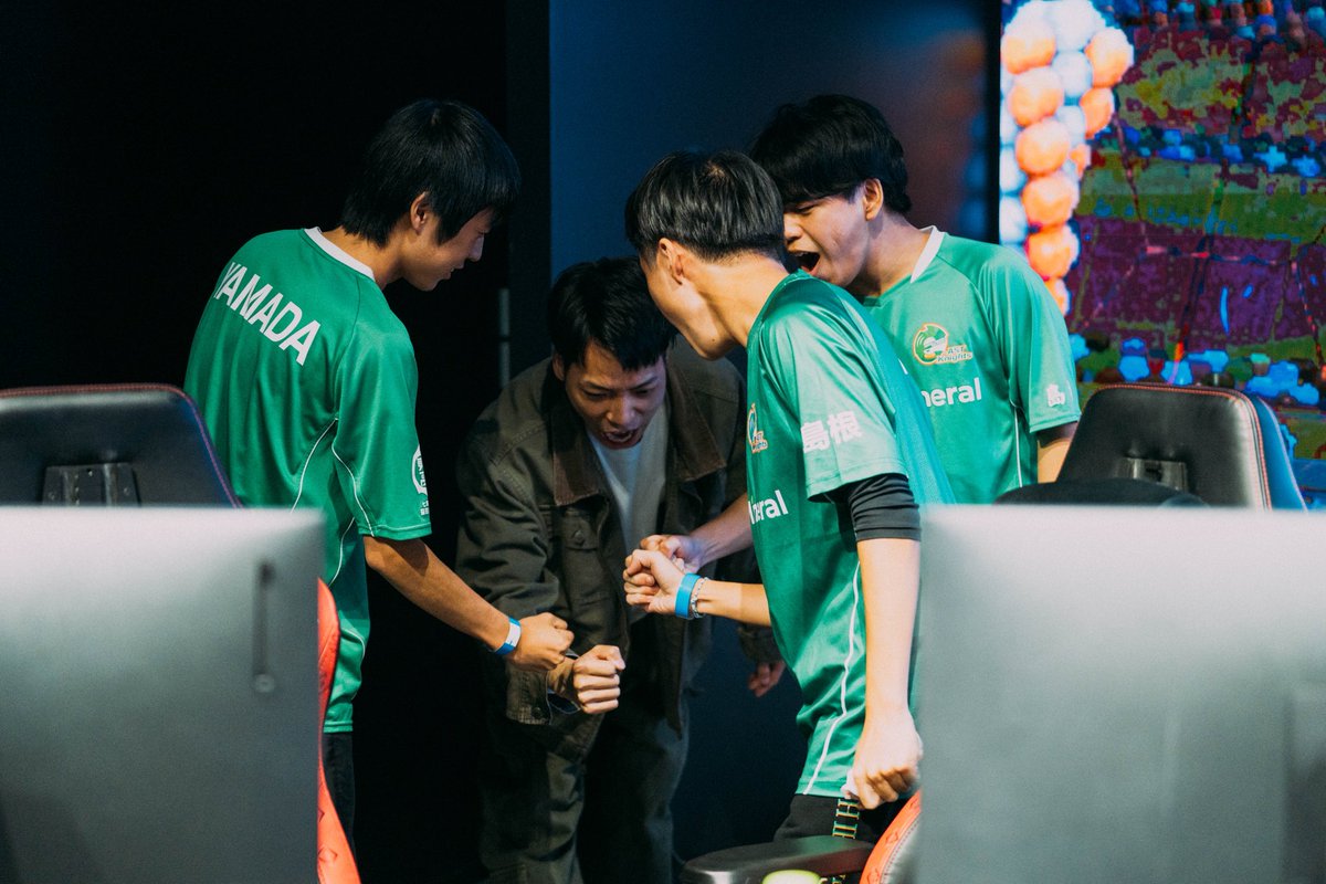 tmo_blade's tweet image. 3年間コーチングした子達の全国大会でコーチングしてきました！

結果はどうであれ、ここまで努力してきたこと。最後まで諦めなかったことは必ず次に繋がると思ってます！

ペニコン、RISE、パプリカお疲れ様！

また、今度は1年生にコーチングはじめ3年後戻ってこようかな！
#ロケットリーグ