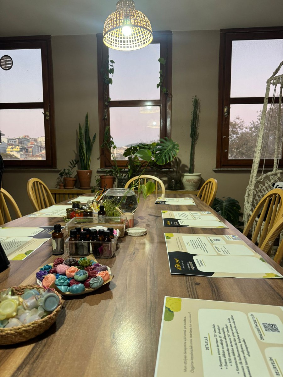 Sevgi_1905_GS's tweet photo. Atölyesel Sanat Evi🕯✨️🐚
Harika bir gün geçirdim. Ben mum workshop'a katıldım. Seramik workshop da var. Onun için de bir haftasonu gitmeyi planlıyorum. Kesinlikle çok keyif aldım ve tavsiye ediyorum 🙏🥹🩷🍁🍂
#workshop #mumworkshop #sonbahar #Kasım #sonbaharyapılacaklar https://t.co/ZSJhSof2qa