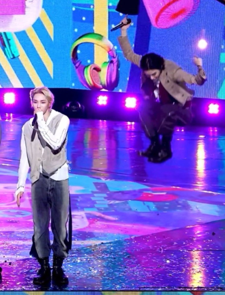 sweeeco2121's tweet image. 嬉しいと飛んじゃうイハンいてかわいい😇😇😇😇😇😇😇😇