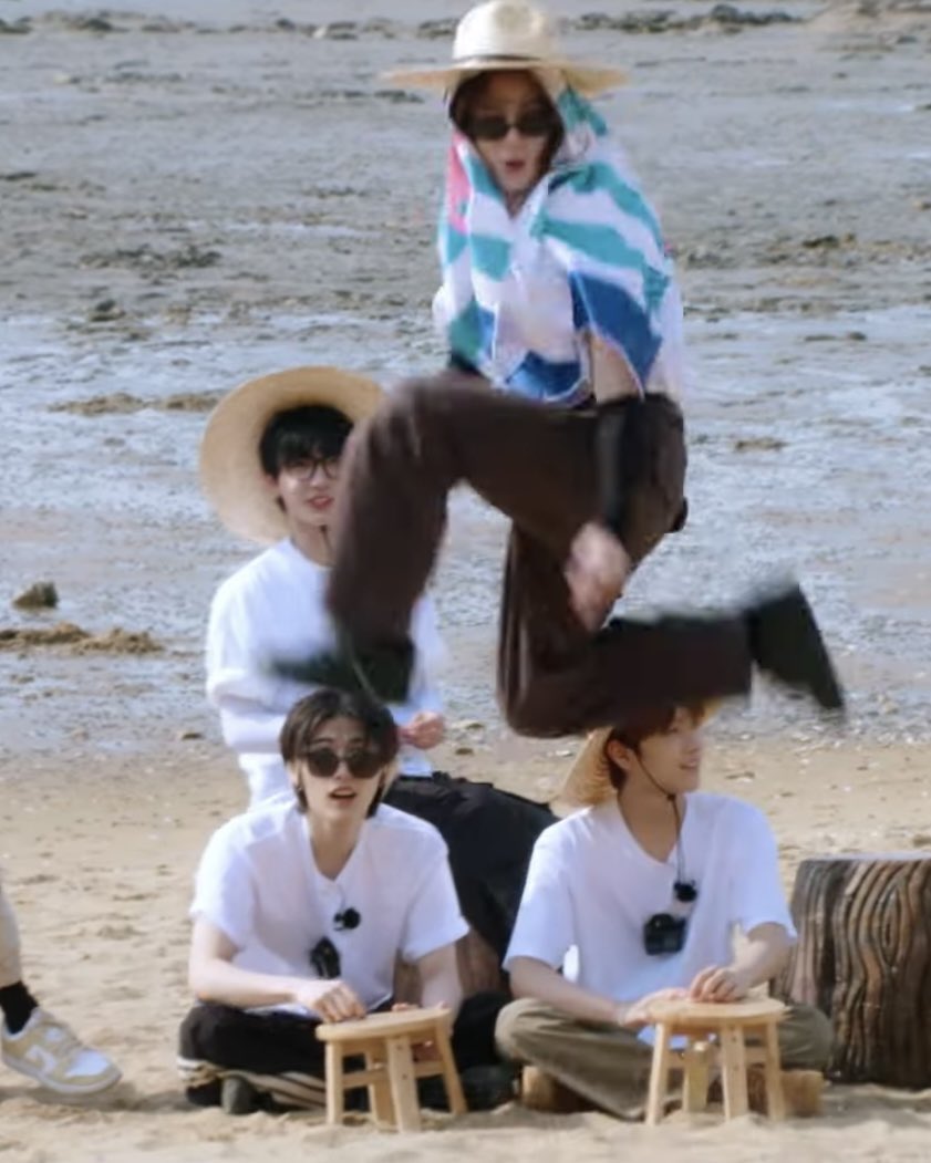 sweeeco2121's tweet image. 嬉しいと飛んじゃうイハンいてかわいい😇😇😇😇😇😇😇😇