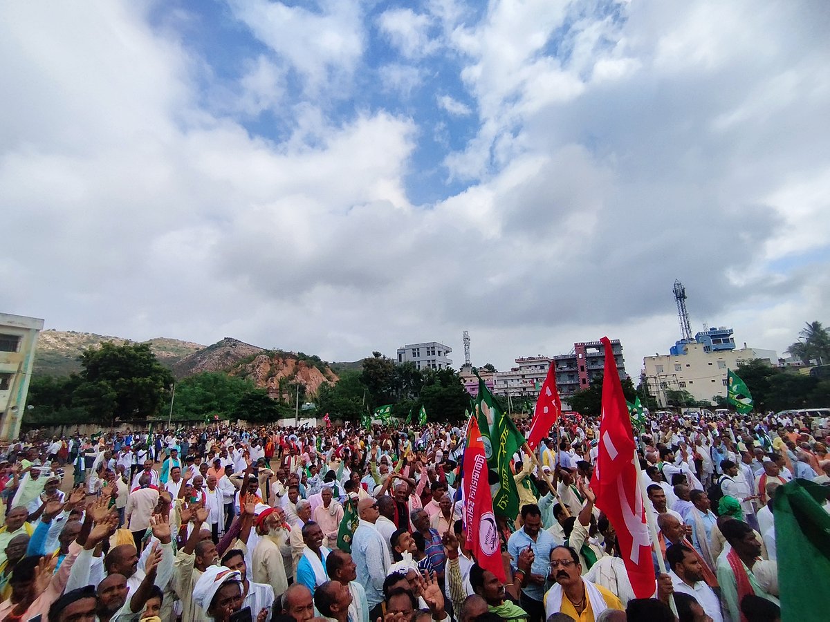 आज शेखपुरा की ऐतिहासिक धरती पर नेता प्रतिपक्ष और बिहार के युवाओं की उम्मीद, माननीय श्री तेजस्वी यादव जी का भव्य आगमन हुआ। 

तेजस्वी जी ने जनसैलाब को संबोधित करते हुए कहा कि शेखपुरा से विजय सम्राट जी को भारी मतों से विजयी बनाइए। उन्होंने यह भी आश्वासन दिया कि हमारी सरकार बनते ही
