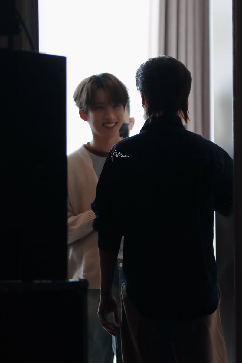 The cutest momens are when they retreat into their own world, when they think its just them and no one’s watching, the purest smiles and gazes they share 🥹🥹🥹🥹🥹