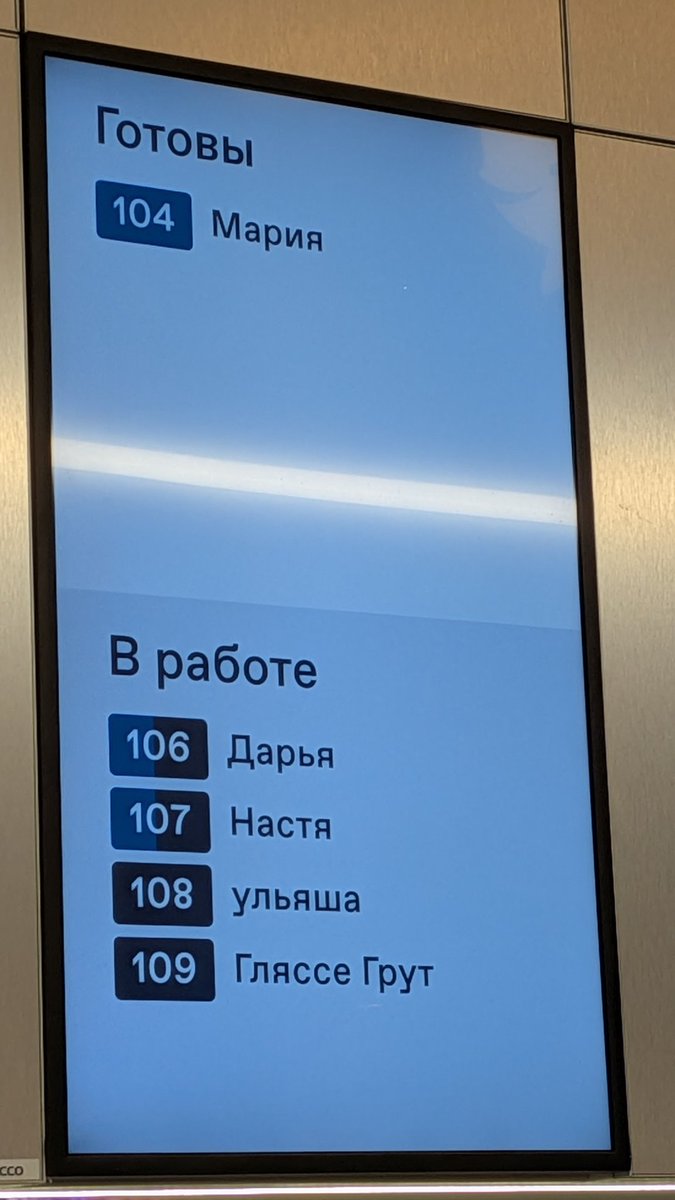 Лосось в кустах черники tweet media