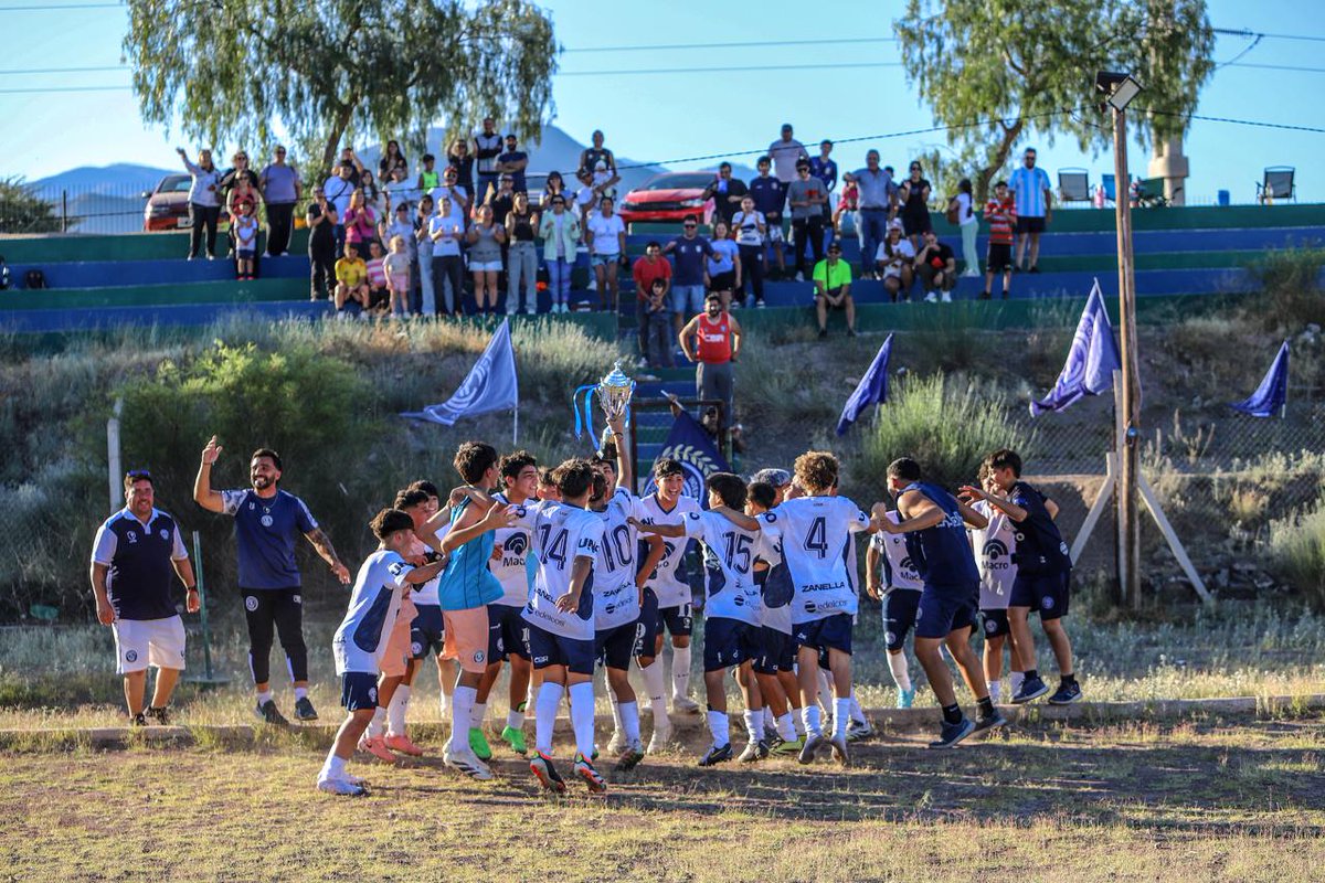 BrunoLarocca12's tweet photo. 🔥 Impresionante la 10ma de #IndependienteRivadavia (Cat. 2012)
🏆 Campeones del Apertura y Clausura de la LMF.
📊 N° totales:
✅ 28 victorias
➖ 1 empate
❌ 1 derrota
⚽️ 185 goles a favor
🧱 12 en contra
💯 94,4% de efectividad
👀 En 2026 debutarán en Juveniles LPF.
#MadeInCD https://t.co/iOqdj331pX