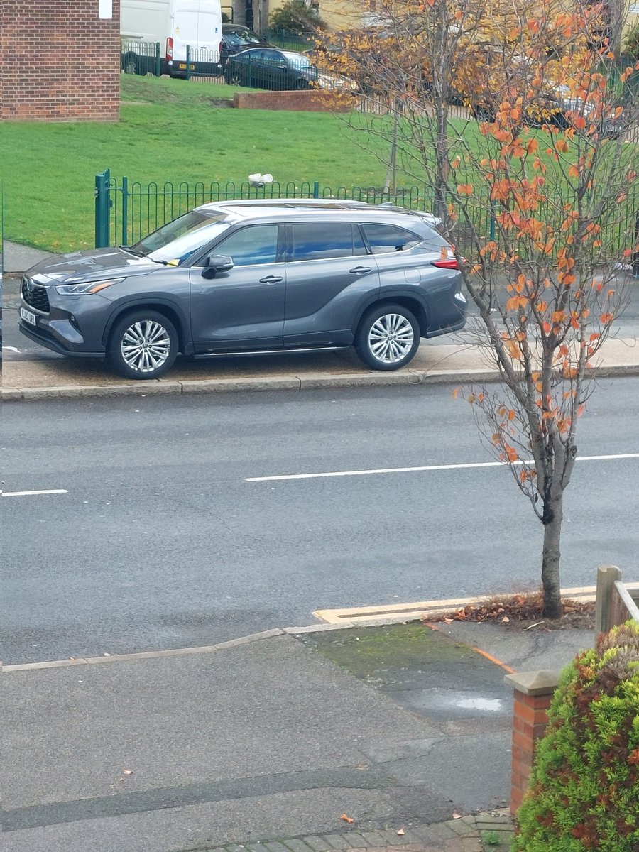 TrebleTop's tweet photo. @LBofHavering interesting conversation with one of you parking enforcers. Failed to ticket the blue car even though it's illegally parked, but chose to ticket the grey vehicle. https://t.co/Z5kFrNgPIn