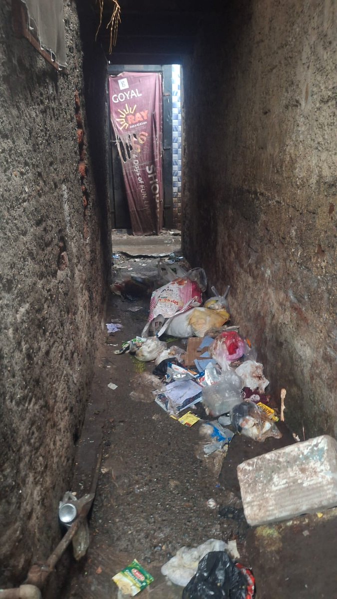 danisha66589687's tweet photo. Too much garbage wastage inside the  Galli near prakash general store borivali west mumbai 4000103 
Kindly contact me 9076429791 @mybmcWardRN @mybmc @manishaBJP https://t.co/m5Qet5hB5q