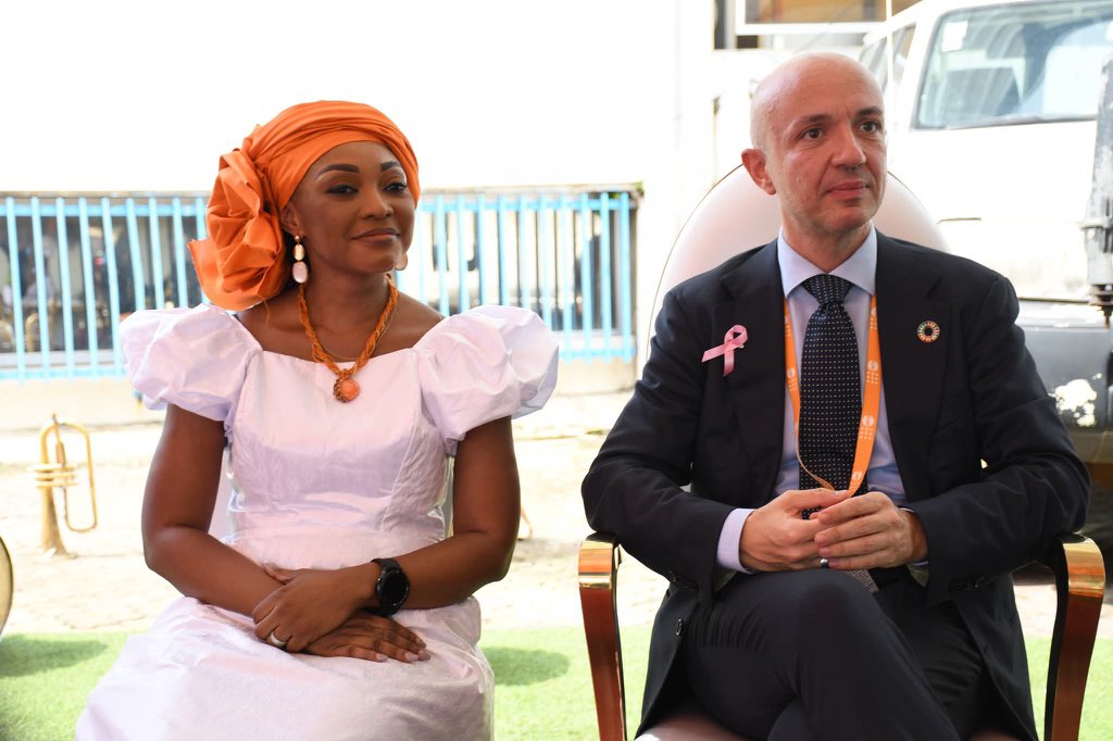 Retour en image de la cérémonie d’aurevoir à M Francesco Galtieri le Représentant de UNFPA en Guinée. 

Nous avons profité de cette occasion lui chanter Lou Be,La Guinée tout en l’exprimant notre notre profonde reconnaissance pour les services rendus à la Guinée, et sa jeunesse.