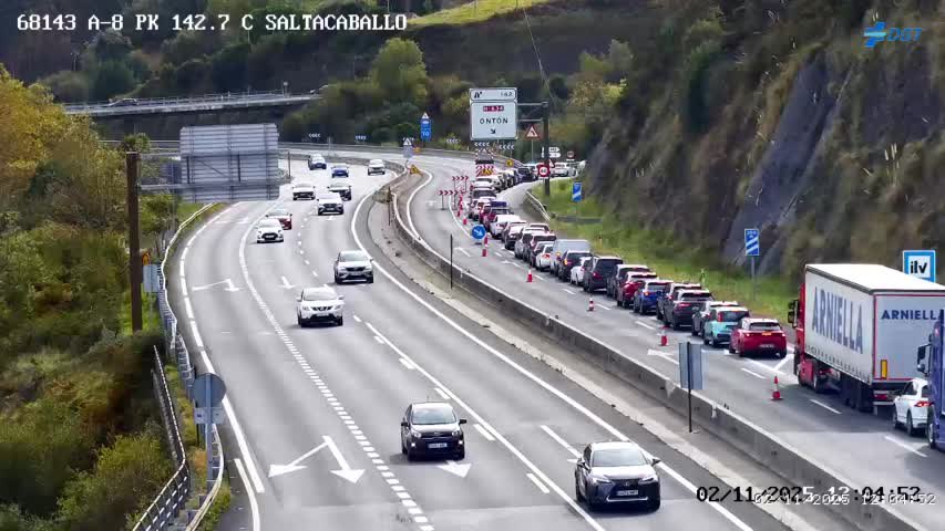 Corte total #trafico A8 desde PK142 Saltacaballo hasta El Haya en sentido #Bilbao con desvío a través de N634 por Onton.
