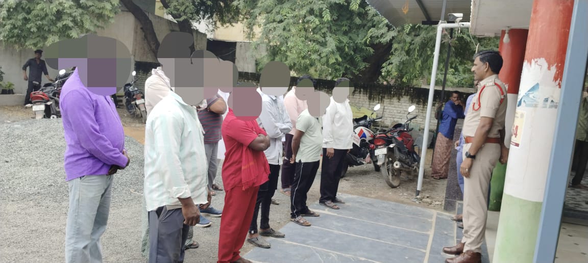 నంద్యాల జిల్లా 
02-11-2025

 జిల్లావ్యాప్తంగా పోలీస్ స్టేషన్ ల పరిధిలోని రౌడీషీటర్లకు,నేరచరిత్ర కలిగిన వారికి కౌన్సిలింగ్ నిర్వహించిన పోలీసు అధికారులు. 

నేర ప్రవృత్తికి స్వస్తి పలికి సమాజంలో మంచి పౌరులుగా మెలగాలి... 

 చట్ట వ్యతిరేక కార్యకలాపాలకు దూరంగా ఉండండి....