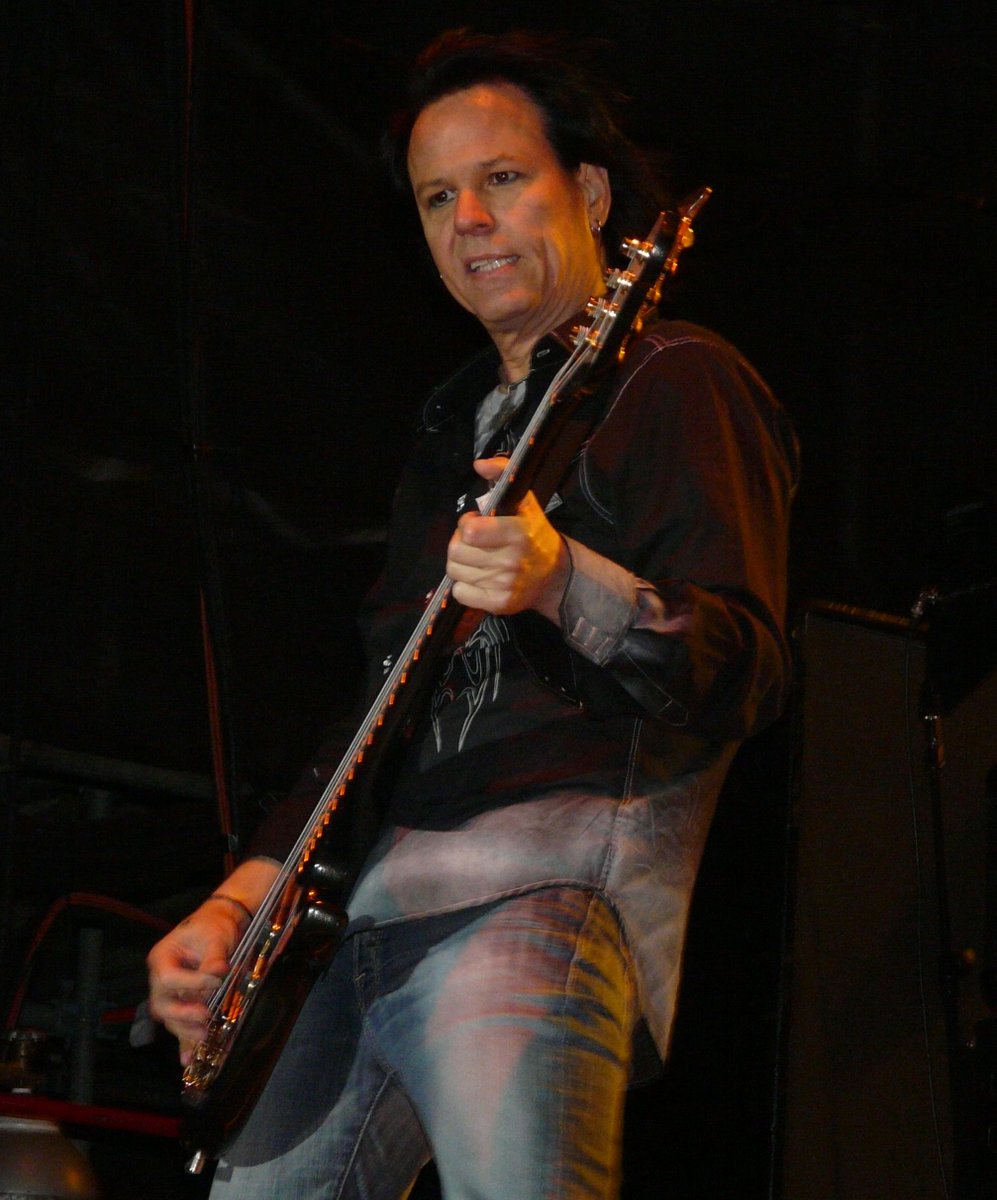 NoClass_Radio's tweet photo. 02 de noviembre de 1963. Nace Bobby Dall en Estados Unidos, es conocido por ser el bajista de la banda Poison. #BobbyDall #Poison https://t.co/wCwAFWE83R