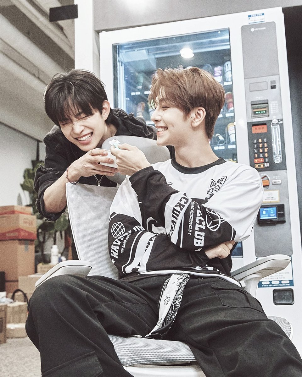 Geozwoo's tweet image. It’s 𝖦𝖾𝗈𝗇𝗐𝗈𝗈 ft. 𝖷𝗂𝗇𝗅𝗈𝗇𝗀’s time. Amidst vending contraptions and a squeaking chair, stand two souls proving that one need not unearth buried treasure to attain bliss. Sincere laughter and a companion ever-willing to partake in your absurdities are more than enough.