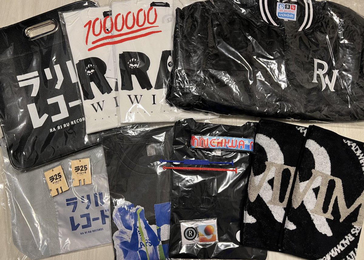 rw__119's tweet image. 我らの戦利品たち！！❤️‍🩹💸 ͗ ͗
長野縦長すぎて500㌔走行😂

私らが買ったらアンカバLはラス1で
木札は買ったら売り切れたw
ラッキー運とハッピー運はあるみたい🌹

takaさんまるさんありがとうございました✨️
また会いましょうねーーっ(覚えててね)

#RADWIMPS20th 
#RADWIMPS好きな人と繋がりたい