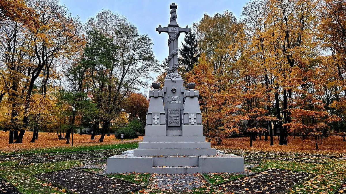 DarRamesnis's tweet photo. Monument "We died for our homeland" in Kaunas. Monument was destroyed in 1956, after thousands of people inspired by what is happening in Hungary came out in protest, singing national anthem, and chanted slogans such as "Freedom for Lithuania!" and "Take your hands off Hungary!" https://t.co/bjBvcY9UsJ