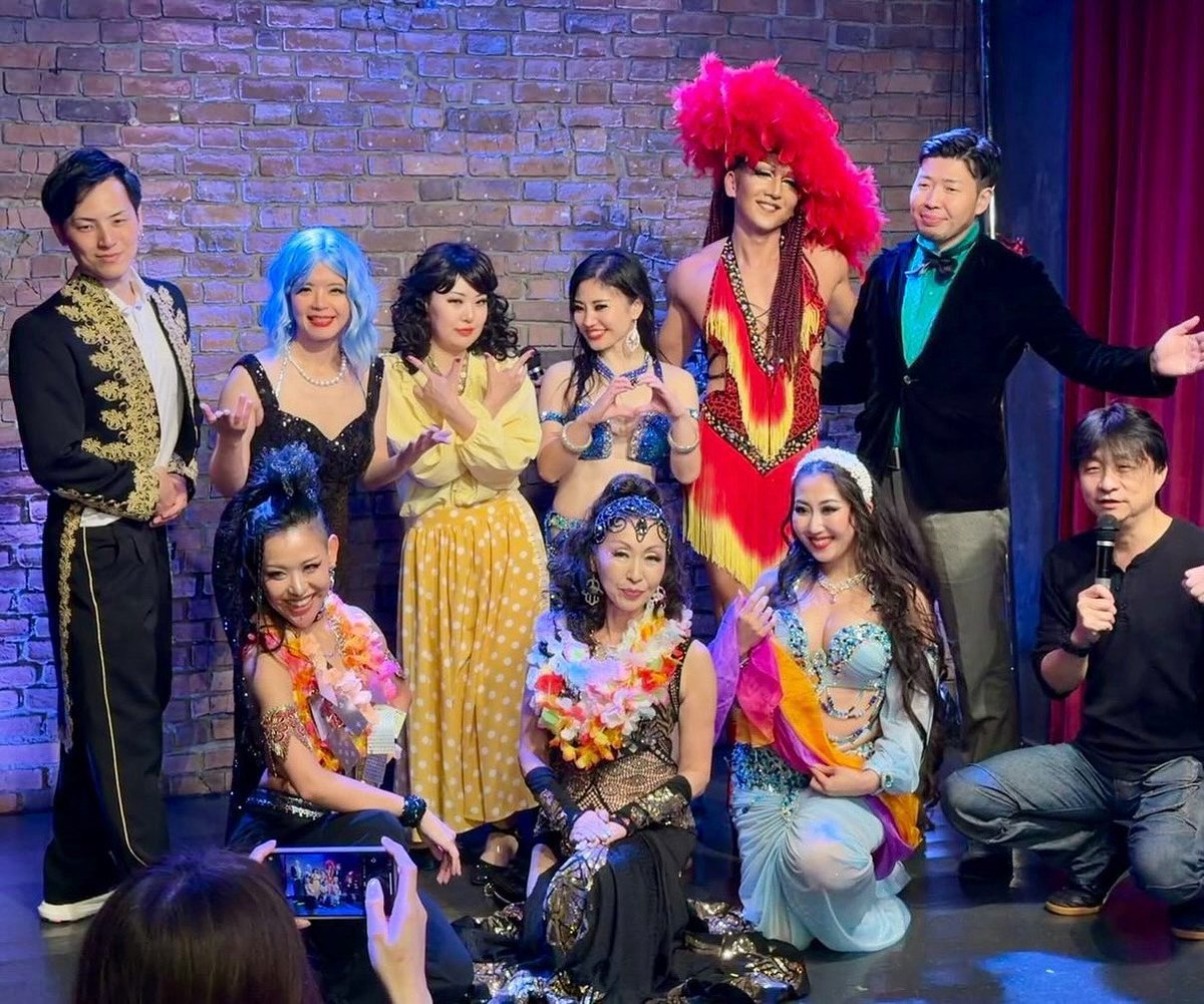 紅い猫と踊る月vol.21

ご来場いただきありがとうございました ✨😍
久しぶりのお客様にもたくさんお会いできて、出演者の皆さまと仲良くさせて頂き幸せな一夜でした。

今回のショーは某警察の大好きな楽曲で…
面白おかしくロックでノスタルジックな時間をお届けできていたら幸いです。