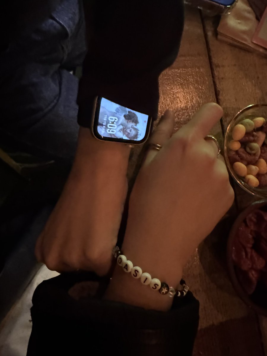 #공론화
어제 테로님이 만들어주신 와와시스 팔찌 하고 갔는데 조니가 자기도 워치에 겜이랑 앤디 있대서 사진 찍었더니