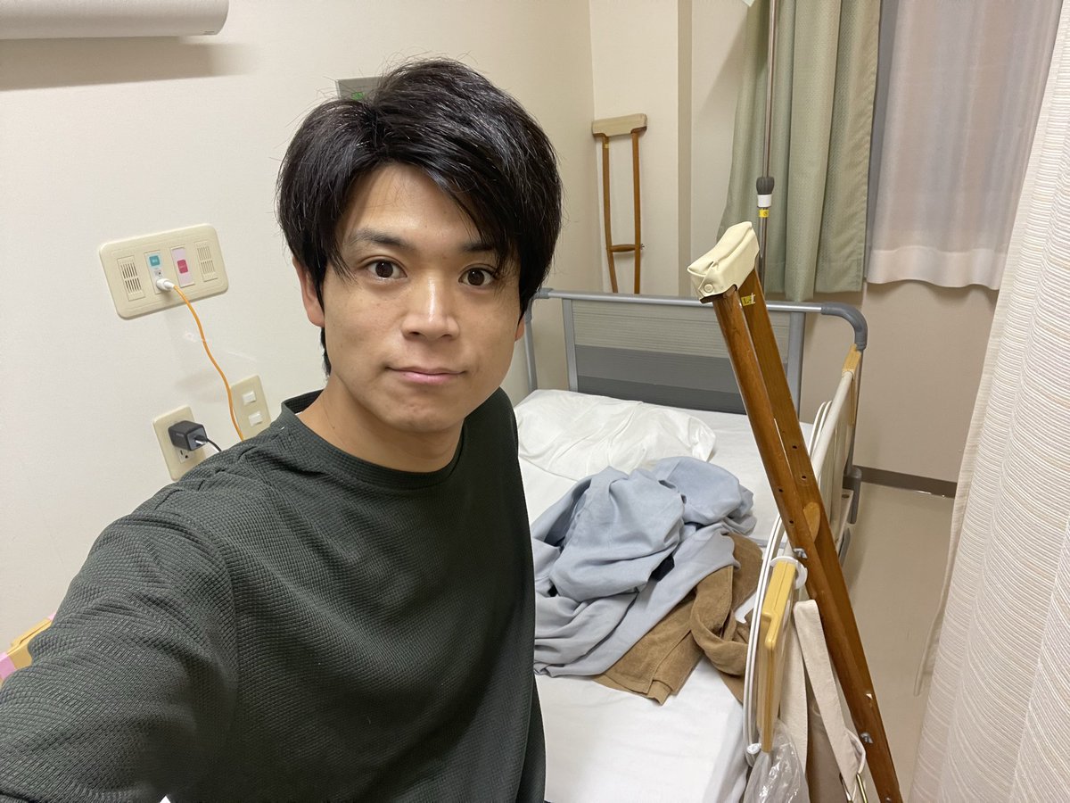 入院中の病衣のレンタルを終了して自分の服を着られるように、持ってきてもらいました

この病院はコインランドリーがあり自分で洗濯できるので、リハビリも兼ねて松葉杖で歩く機会を増やそうと思います

落下から3週間経ちまして、左足以外は元気です💡✨