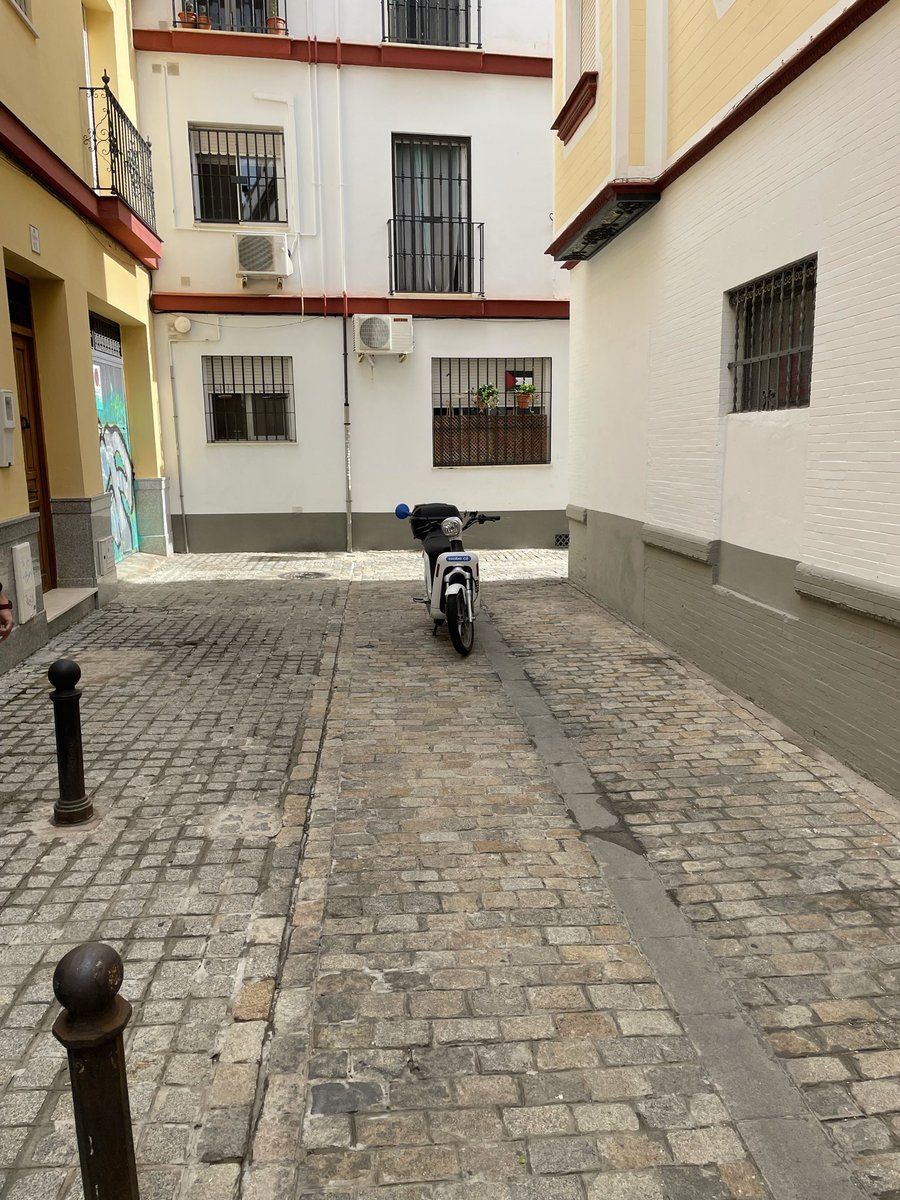 Jumasterr's tweet photo. Buenas días @cooltra , por favor, retiren este vehículo antes de que ocurra un accidente. Calle Virgen del Subterráneo, Sevilla. @Ayto_Sevilla @PoliciaSevilla https://t.co/OecM3o6UvX